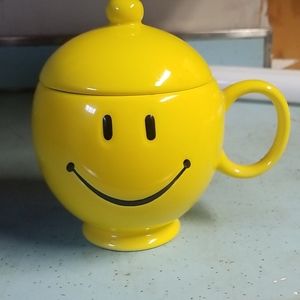 Yellow Smiley cup with dome Lid